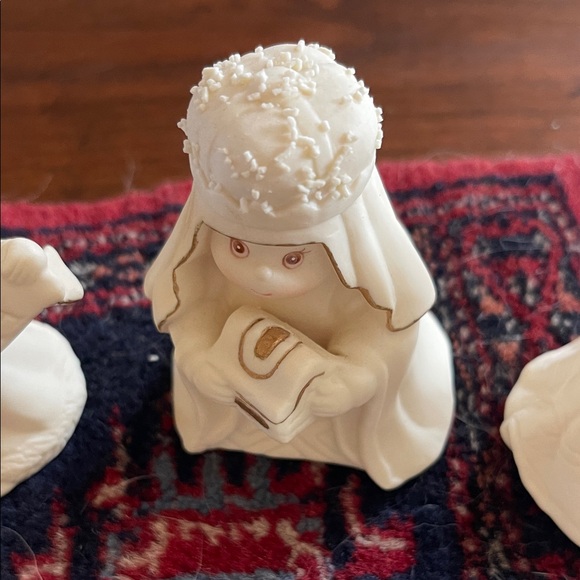 White Ceramic Nativity Figurines Set - Picture 6 of 10